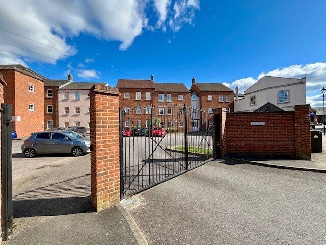 Flat Trenchard Street in Fairford Leys