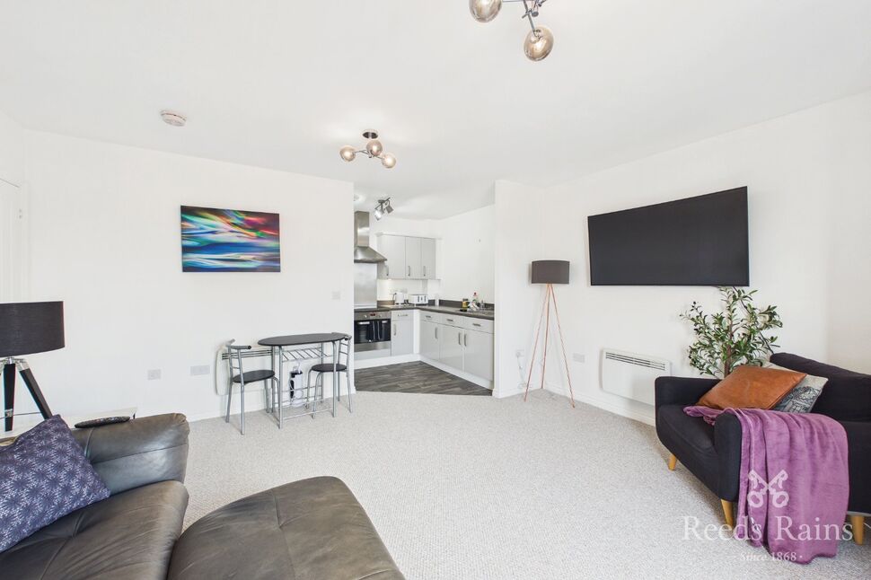 Flat Micklewait Avenue in Crigglestone