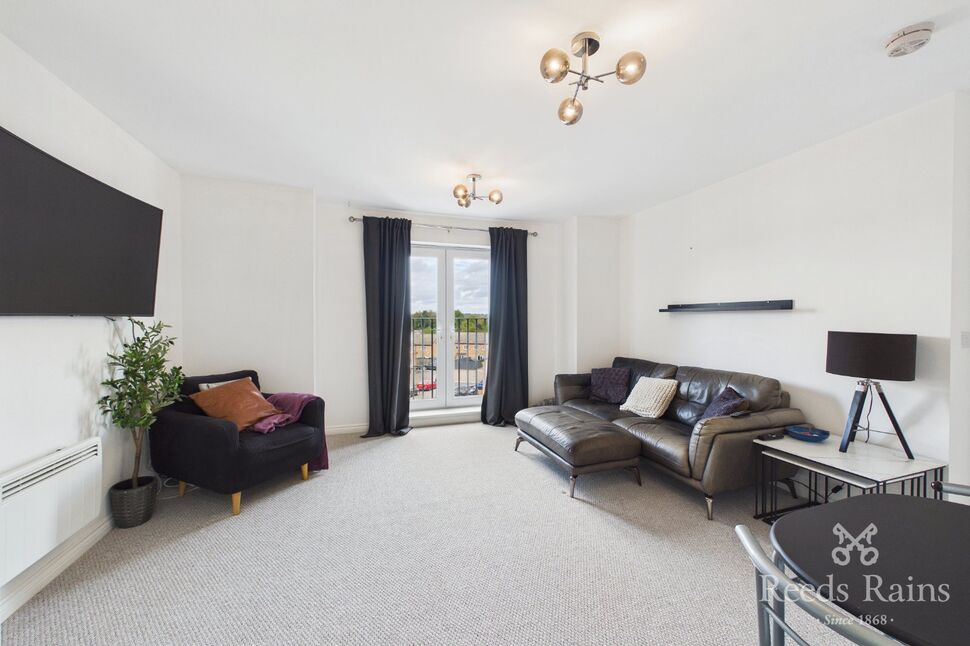 Flat Micklewait Avenue in Crigglestone