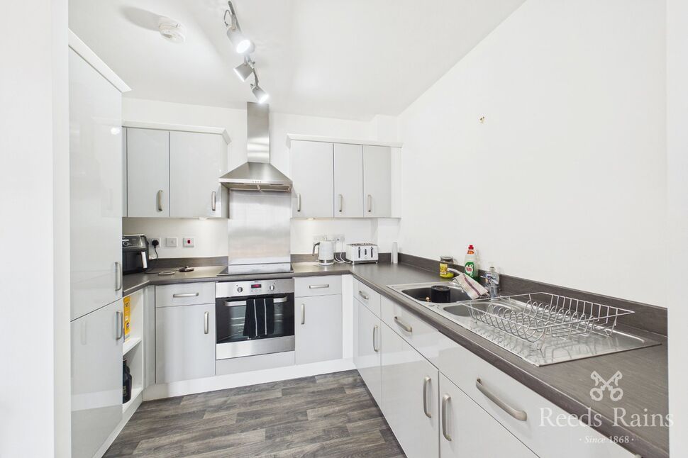 Flat Micklewait Avenue in Crigglestone