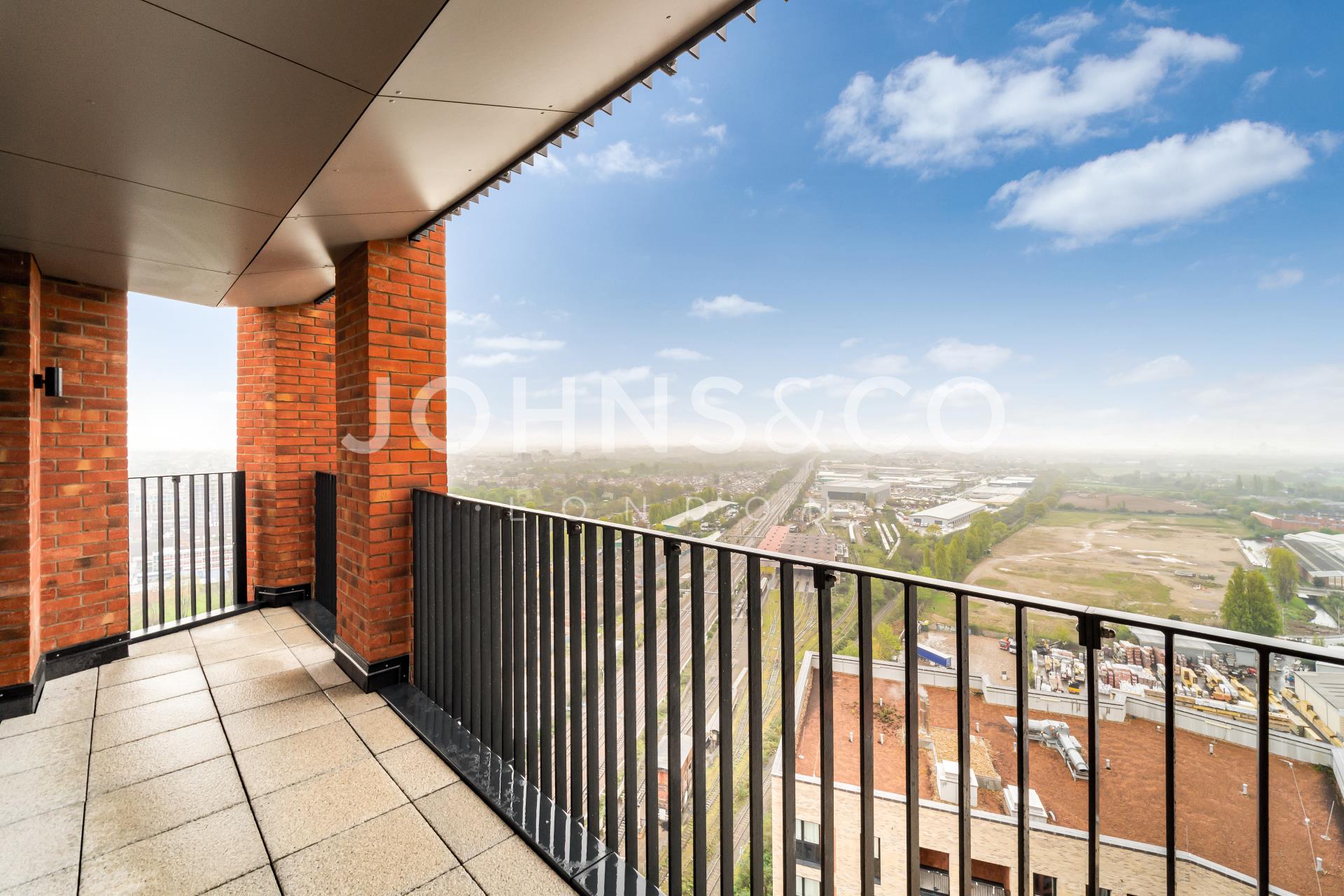 Flat Merrick Road in Greater London