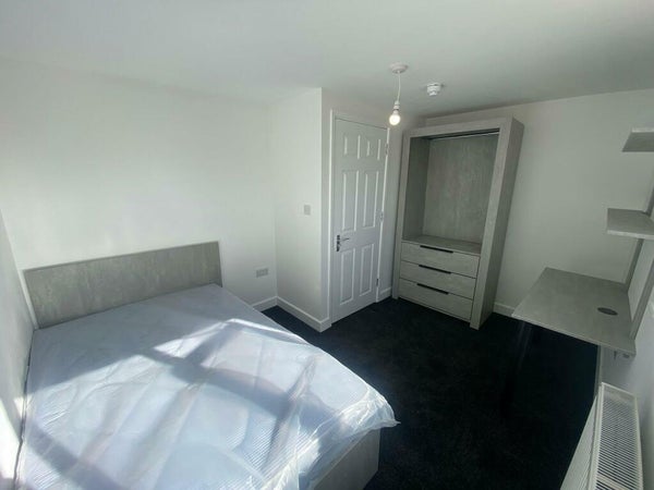 Flat Fishponds Road in Bristol