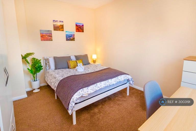 Flat Merryfield in Greater London