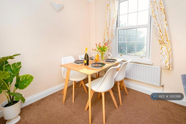 Flat Merryfield in Greater London