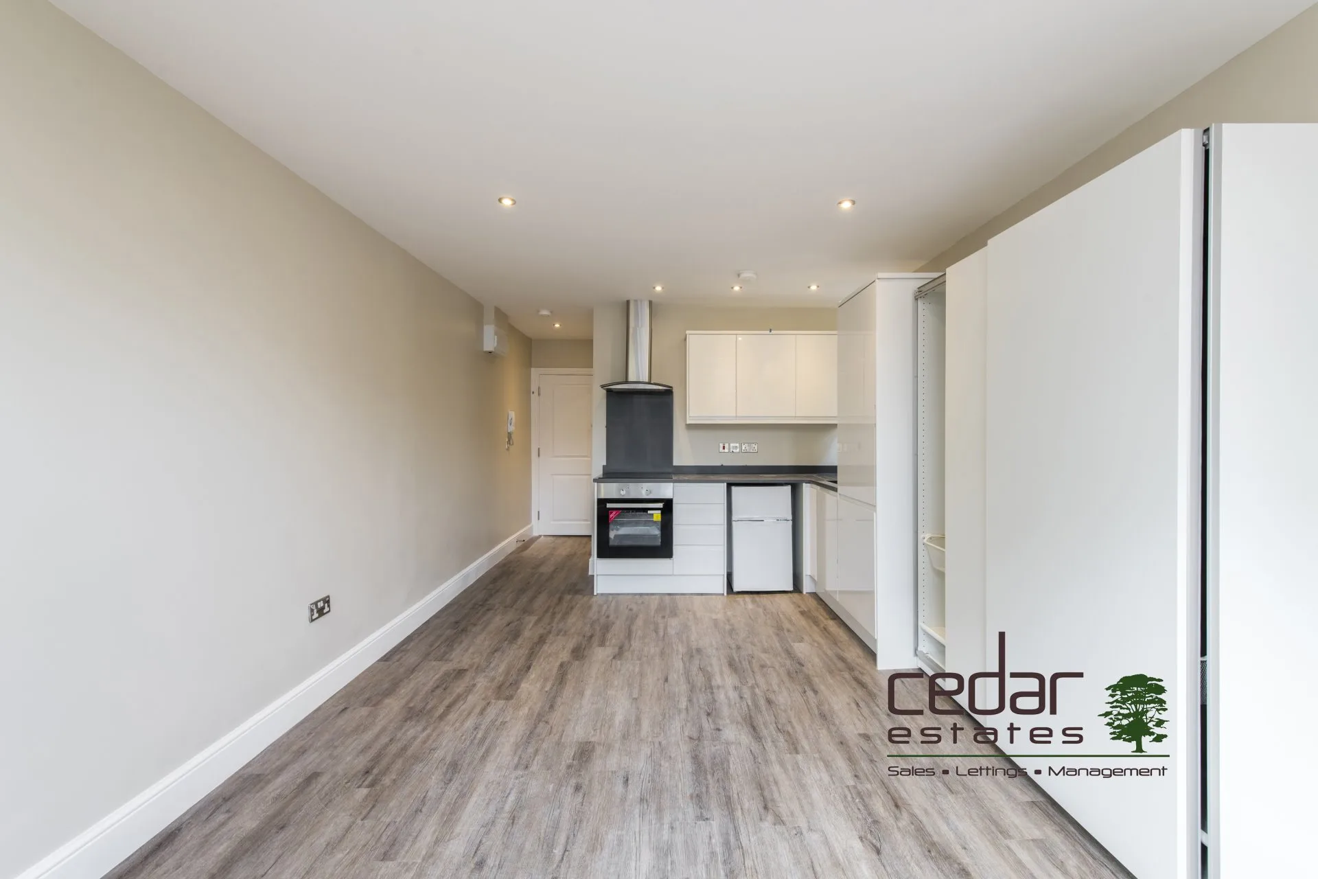 Flat Holmdale Road in Greater London