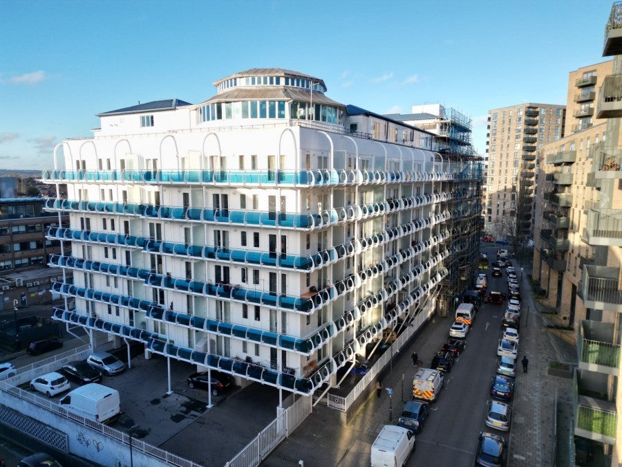 Flat Lyon Road in Greater London