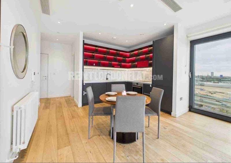 Room City Island Way in Greater London