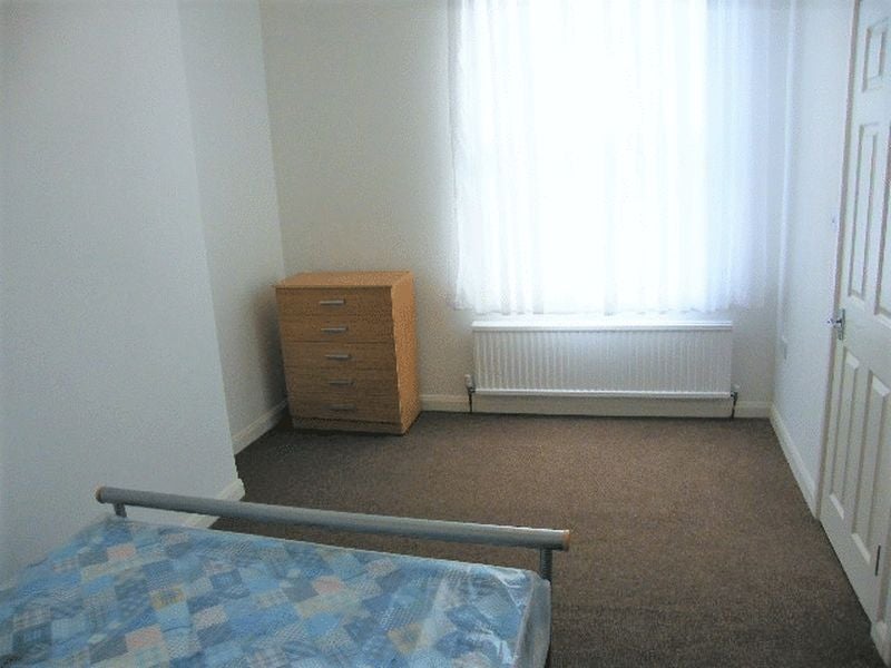 Flat Ruskin Road in Greater London