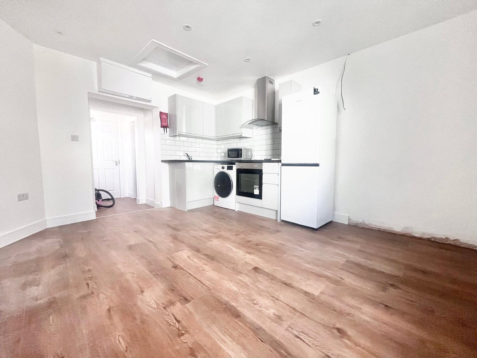Flat Hanworth Road in Greater London