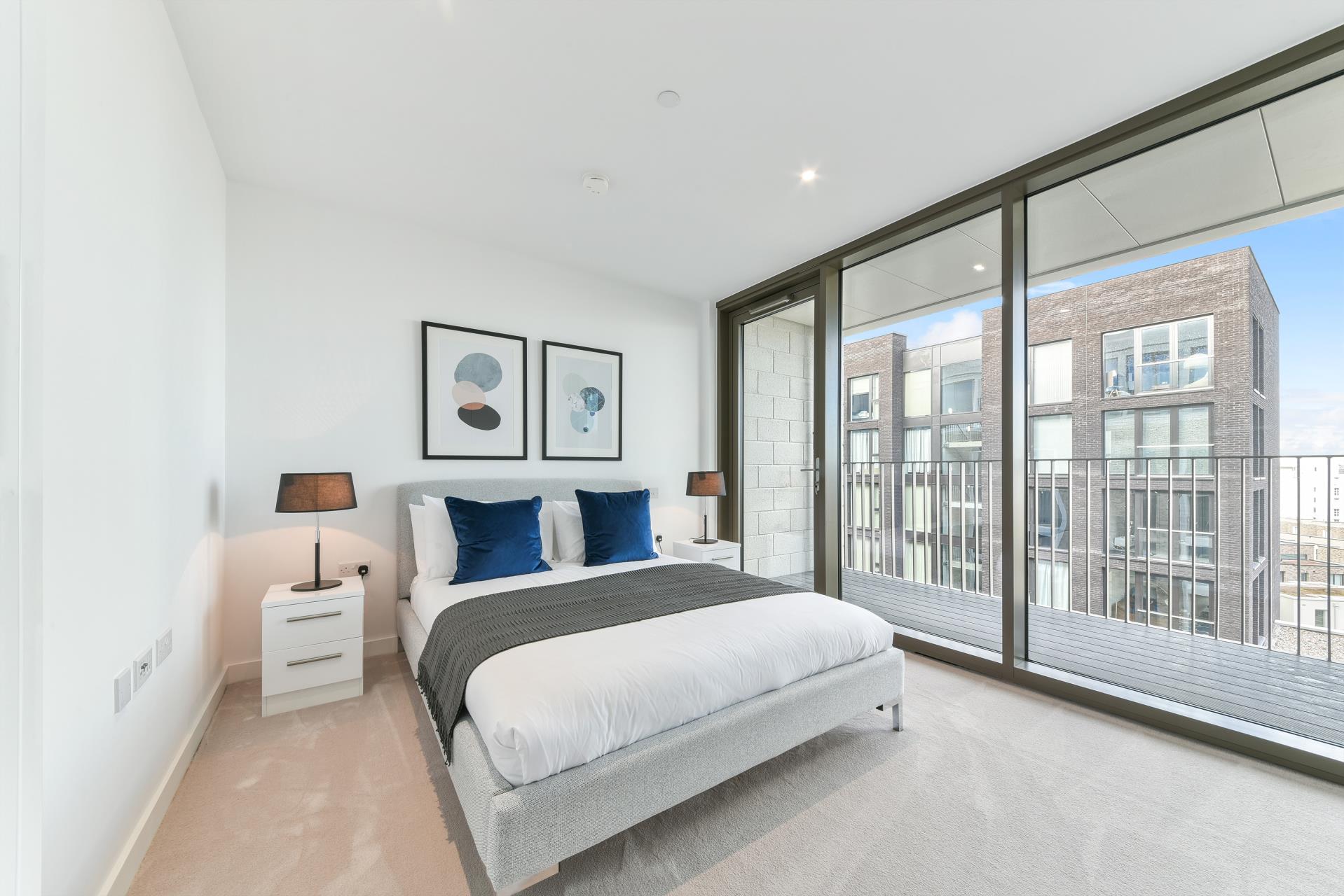 Flat Admiralty Avenue in Greater London