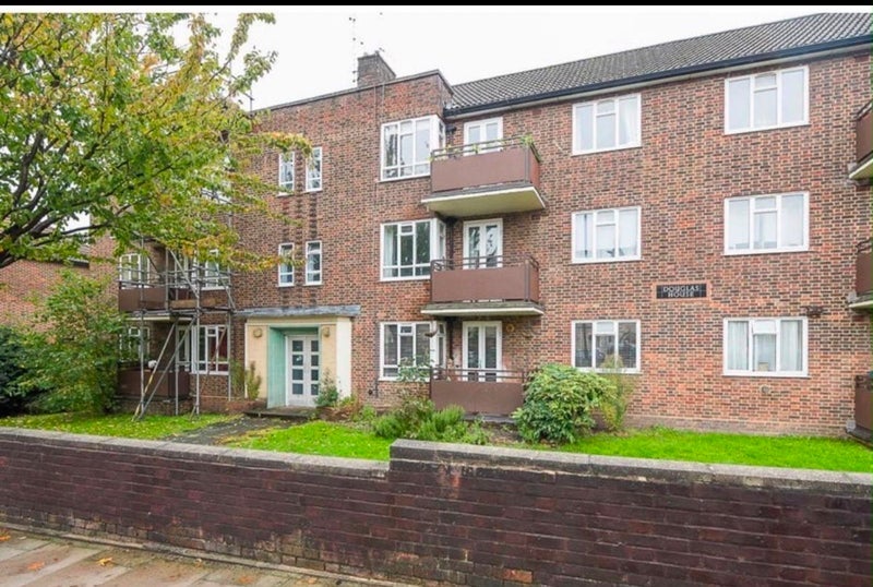 Room Roehampton Lane in Greater London