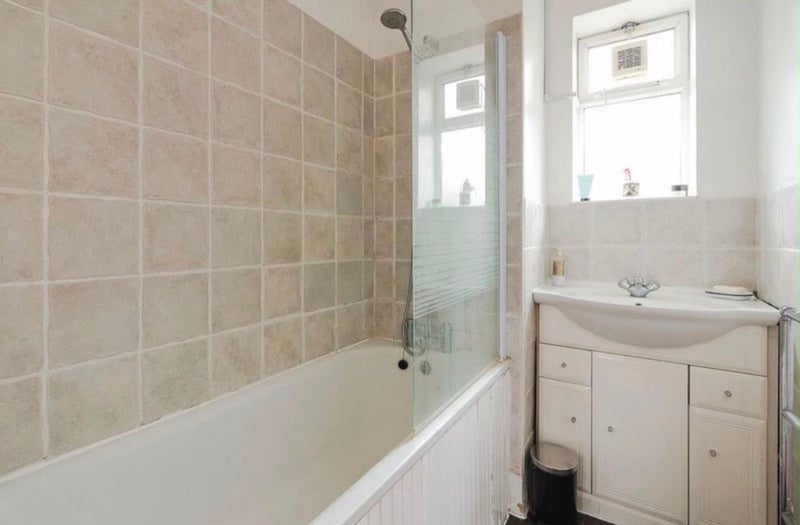 Room Roehampton Lane in Greater London