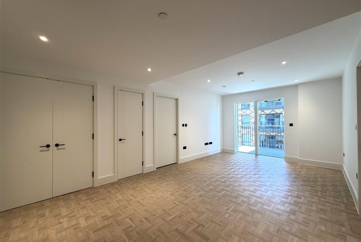 Flat Monarch Square in Greater London