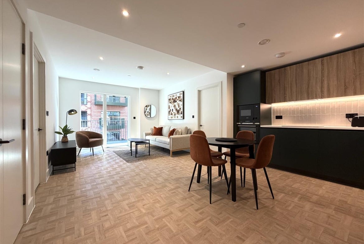 Flat Monarch Square in Greater London