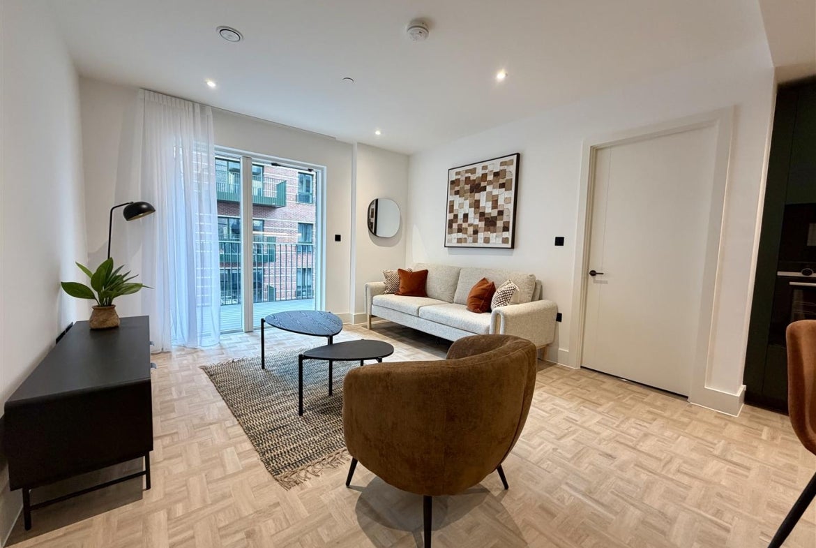 Flat Monarch Square in Greater London