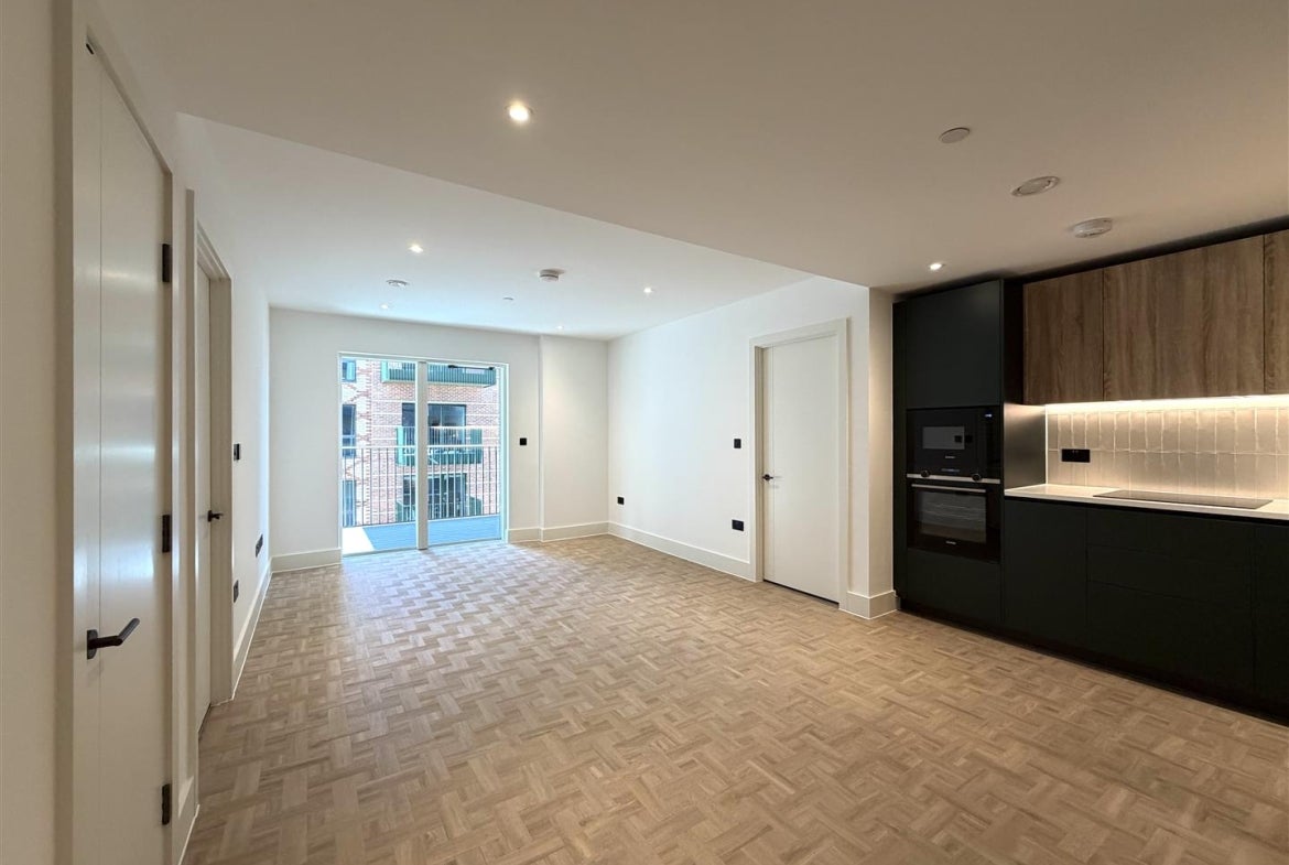 Flat Monarch Square in Greater London