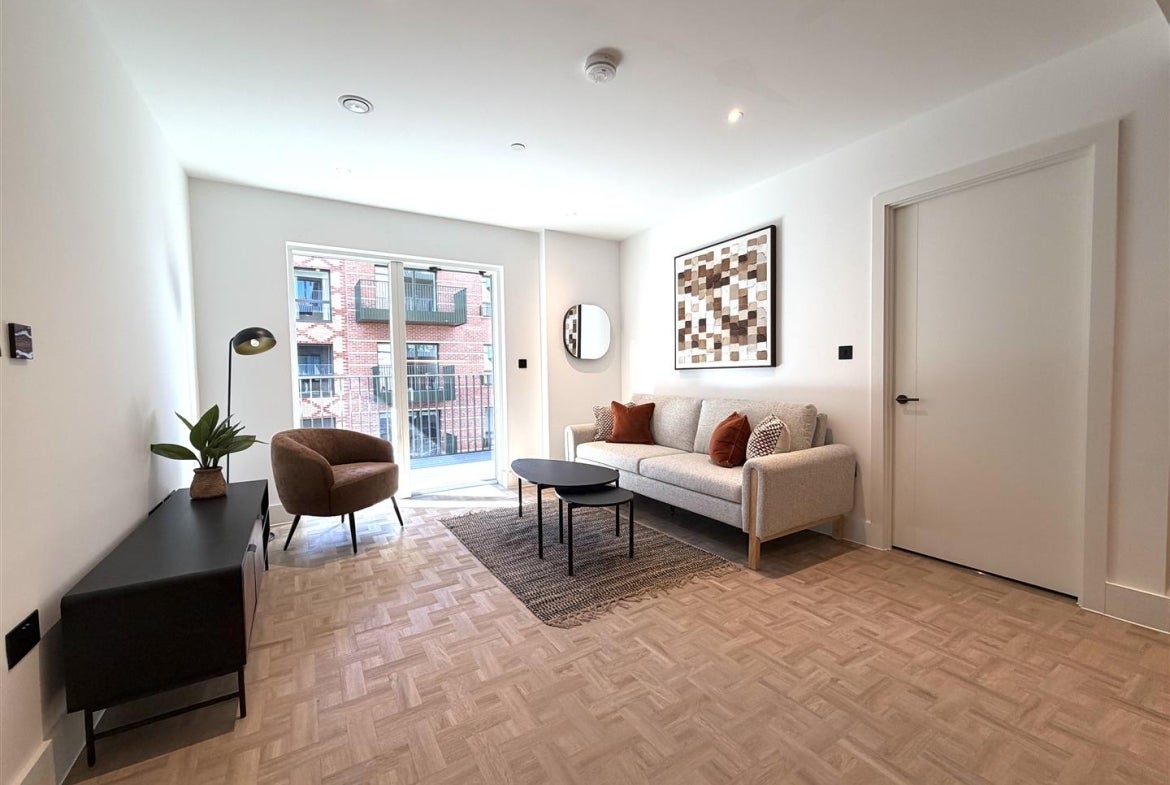 Flat Monarch Square in Greater London