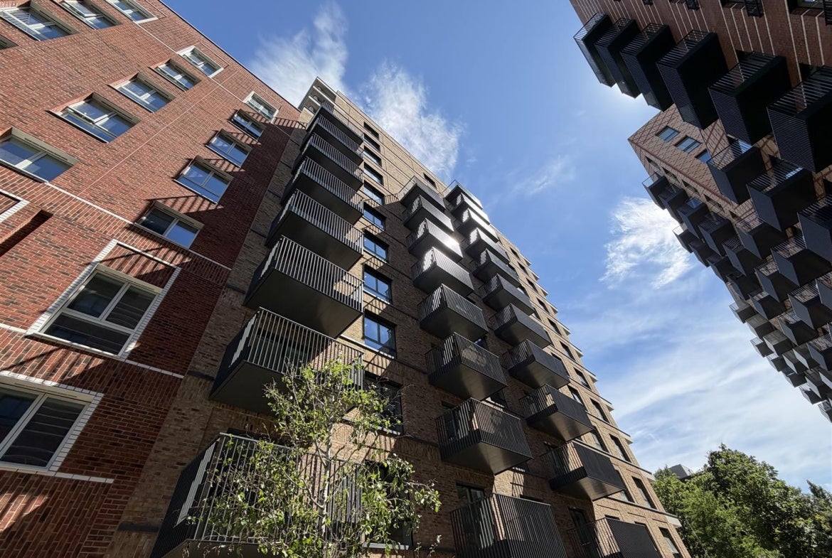 Flat Monarch Square in Greater London