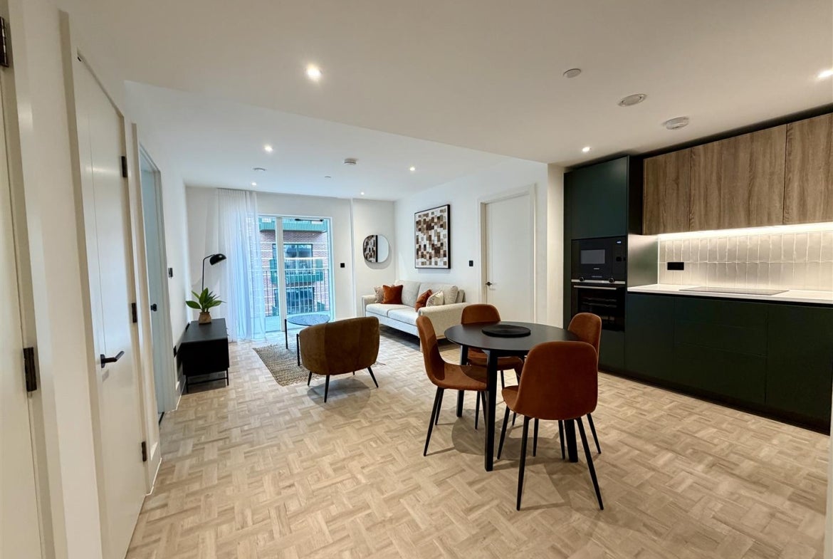 Flat Monarch Square in Greater London