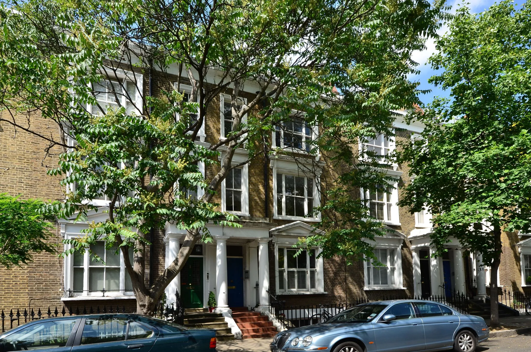 Flat Kempsford Gardens in Greater London