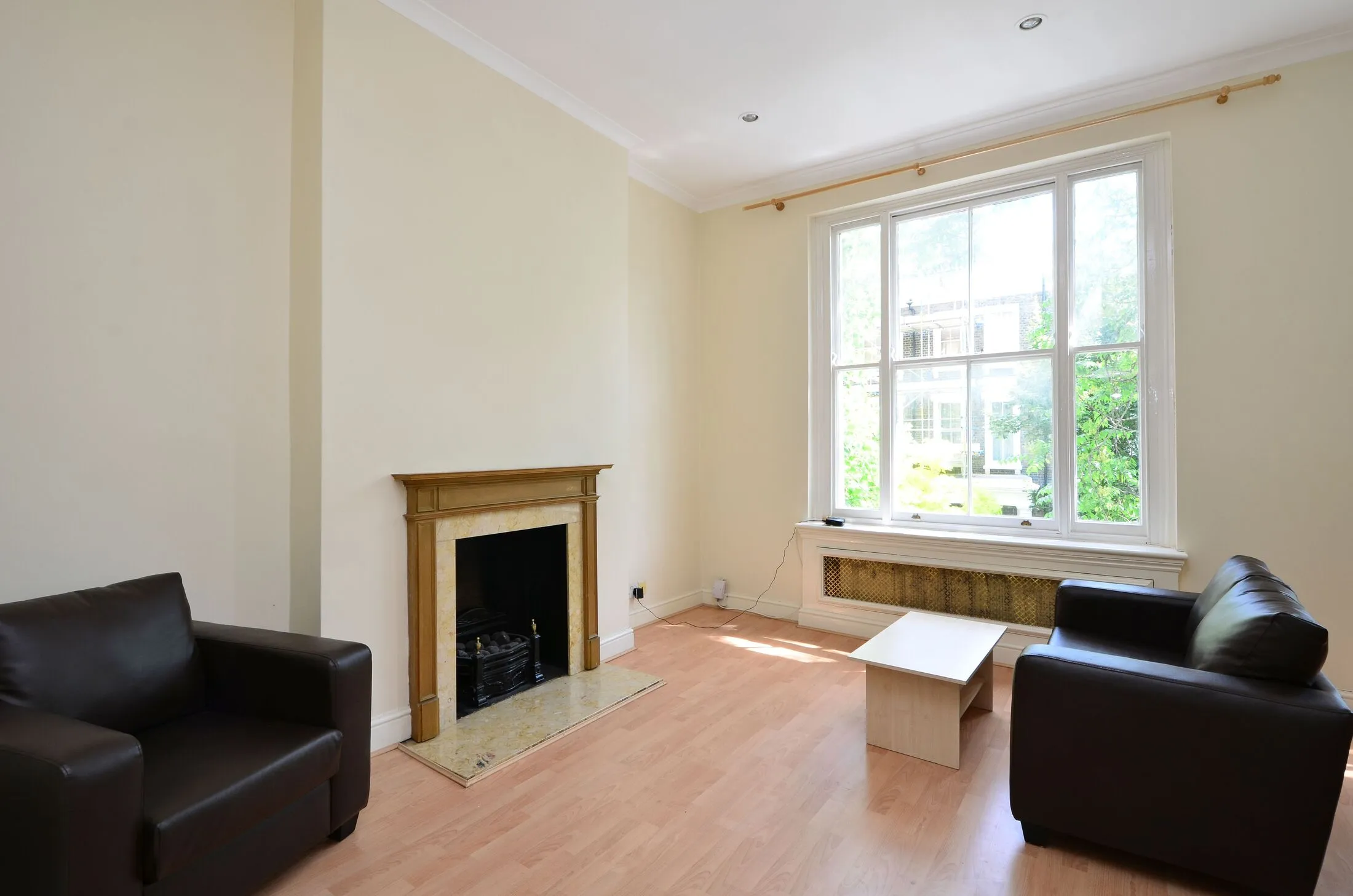 Flat Kempsford Gardens in Greater London