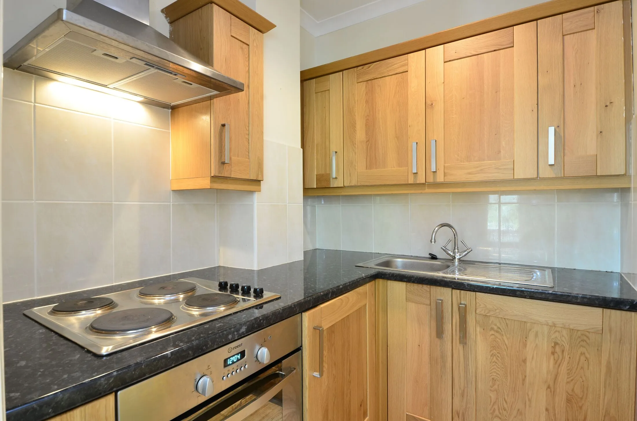 Flat Kempsford Gardens in Greater London