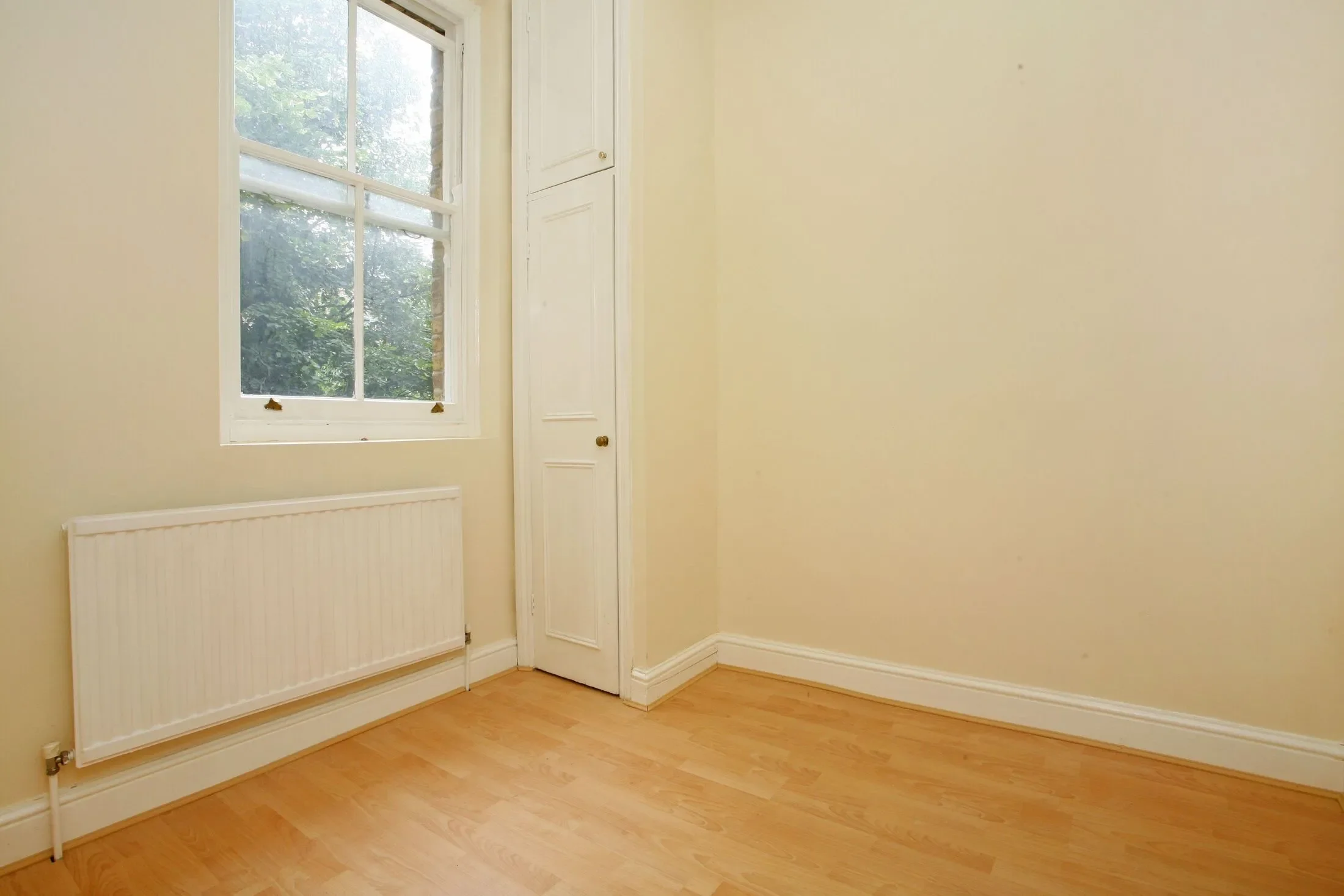 Flat Kempsford Gardens in Greater London