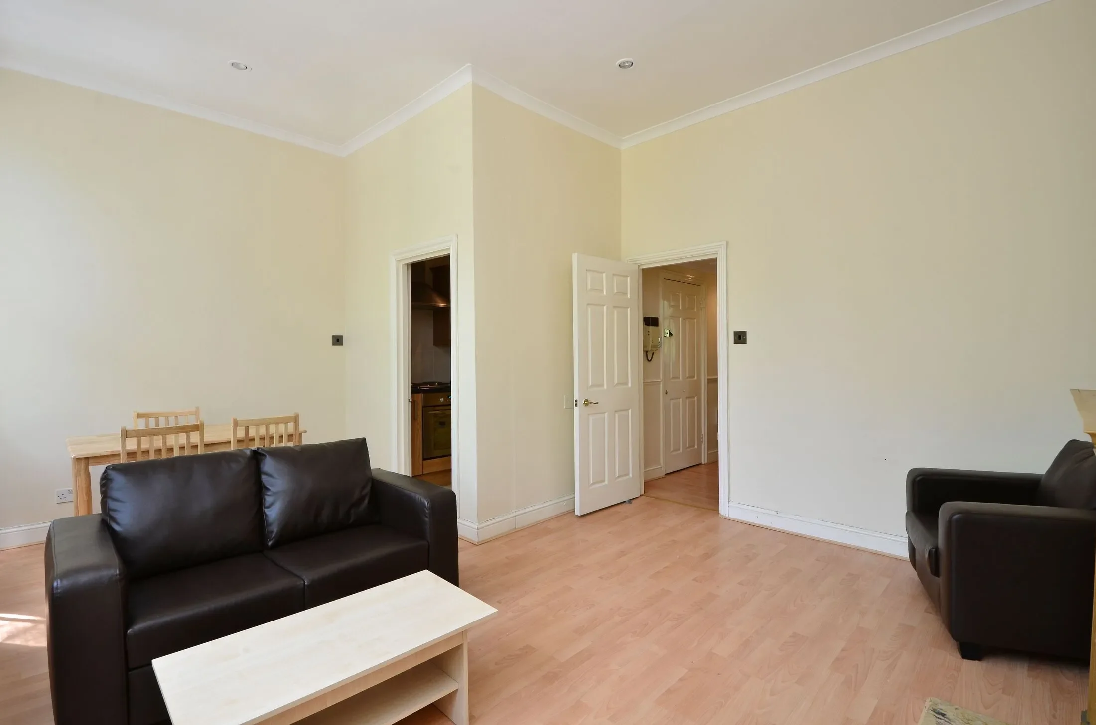 Flat Kempsford Gardens in Greater London
