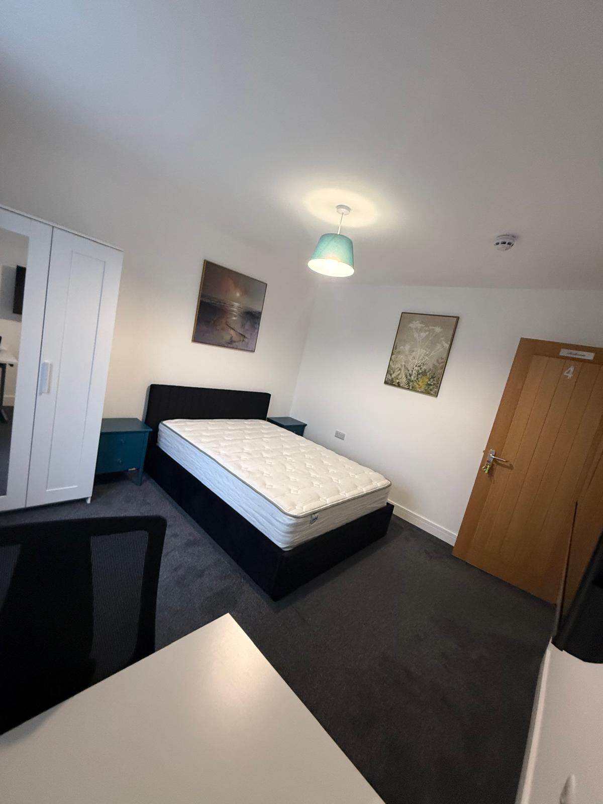 Room Conygre Road in Bristol
