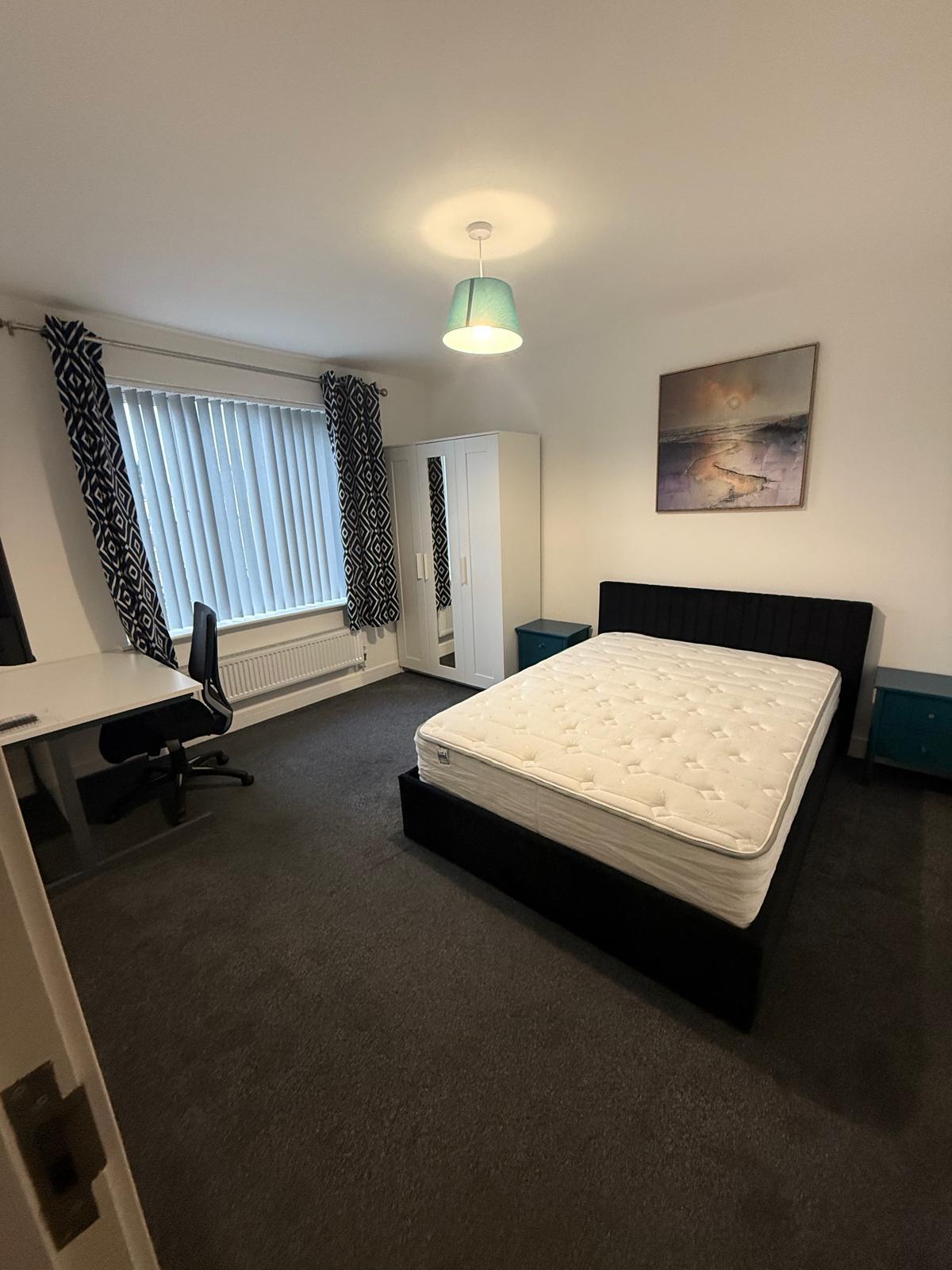 Room Conygre Road in Bristol