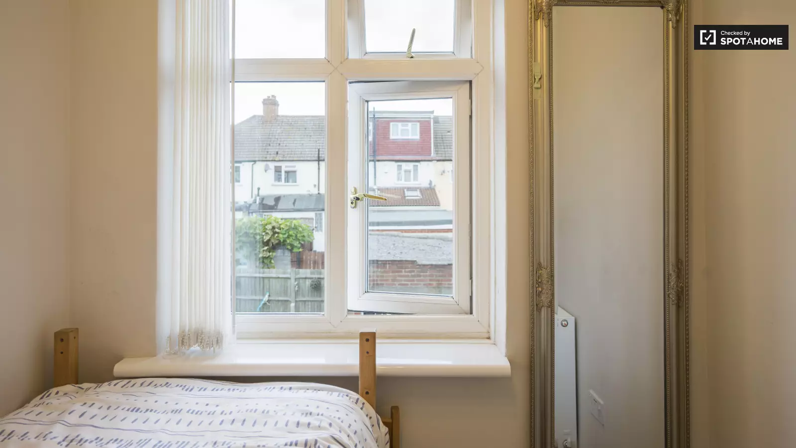Flat Rochford Way in Greater London