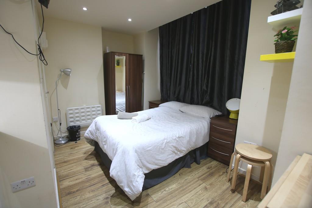 Room Harlesden Road in Greater London