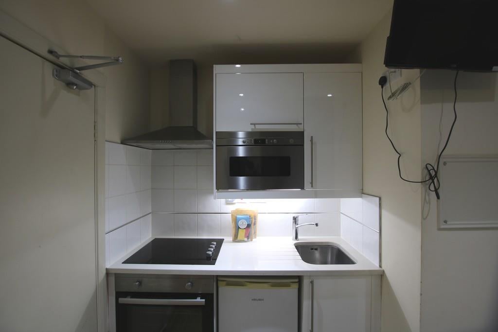 Room Harlesden Road in Greater London