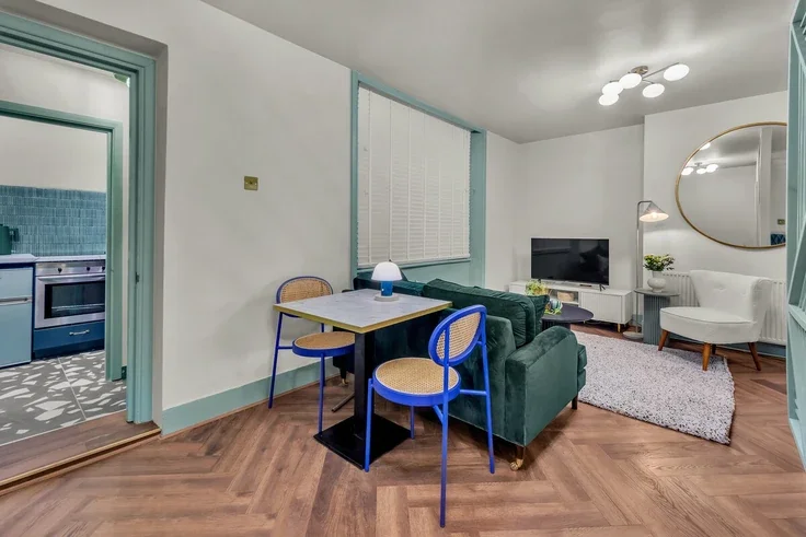 Flat Eardley Crescent in Greater London
