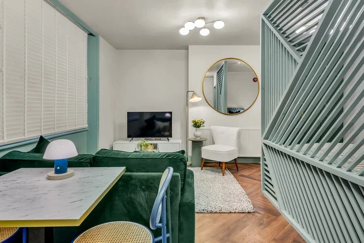 Flat Eardley Crescent in Greater London