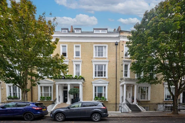 Flat Eardley Crescent in Greater London