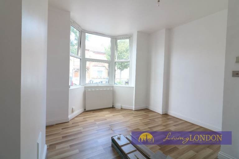 Flat Arthur Road in Greater London