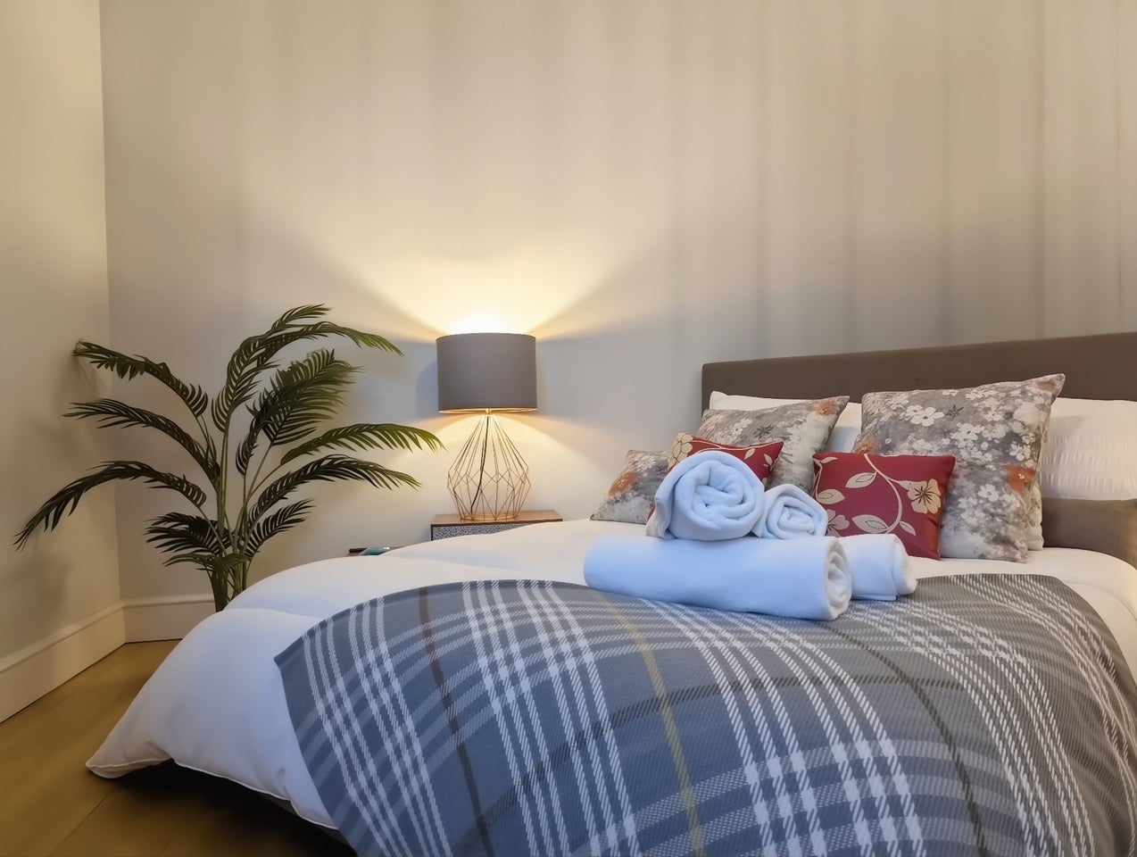 Flat Elmdale Road in Greater London