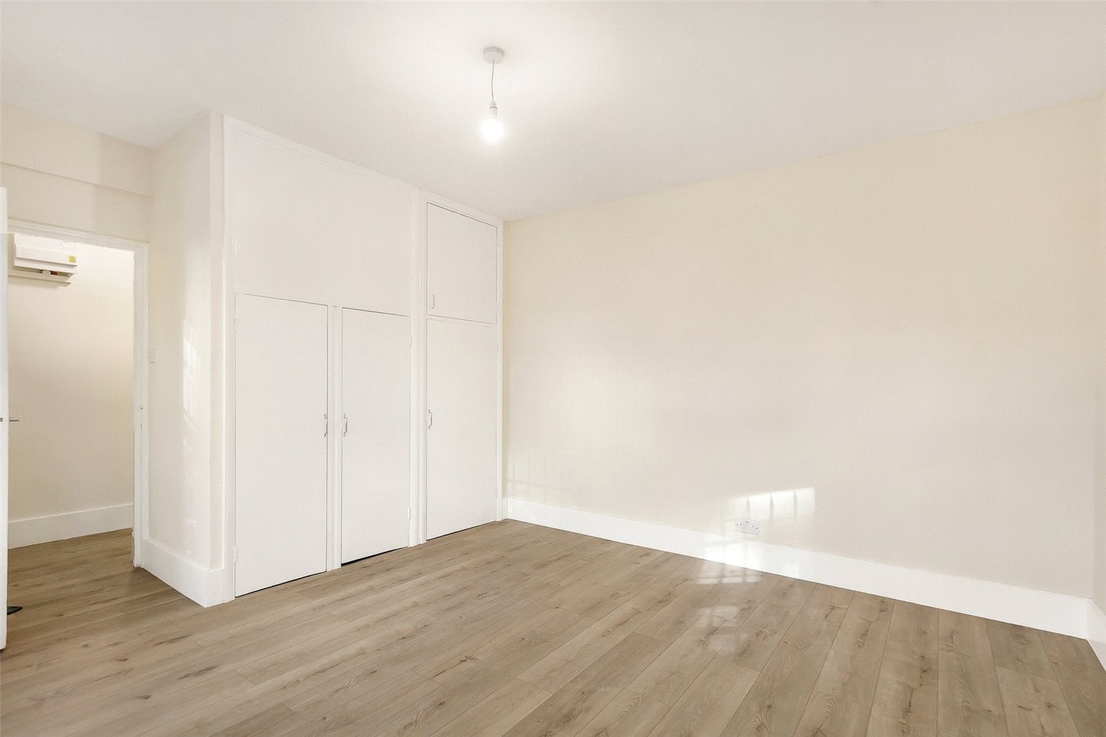 Flat Holland Park Avenue in Greater London