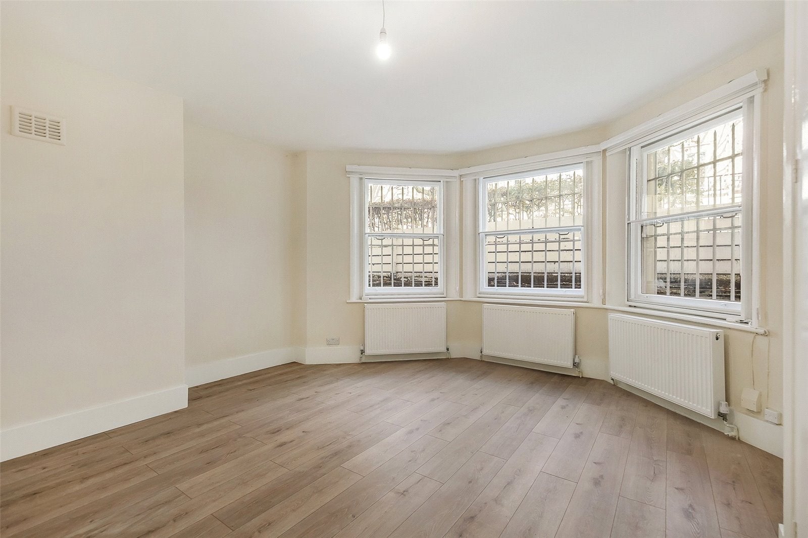 Flat Holland Park Avenue in Greater London