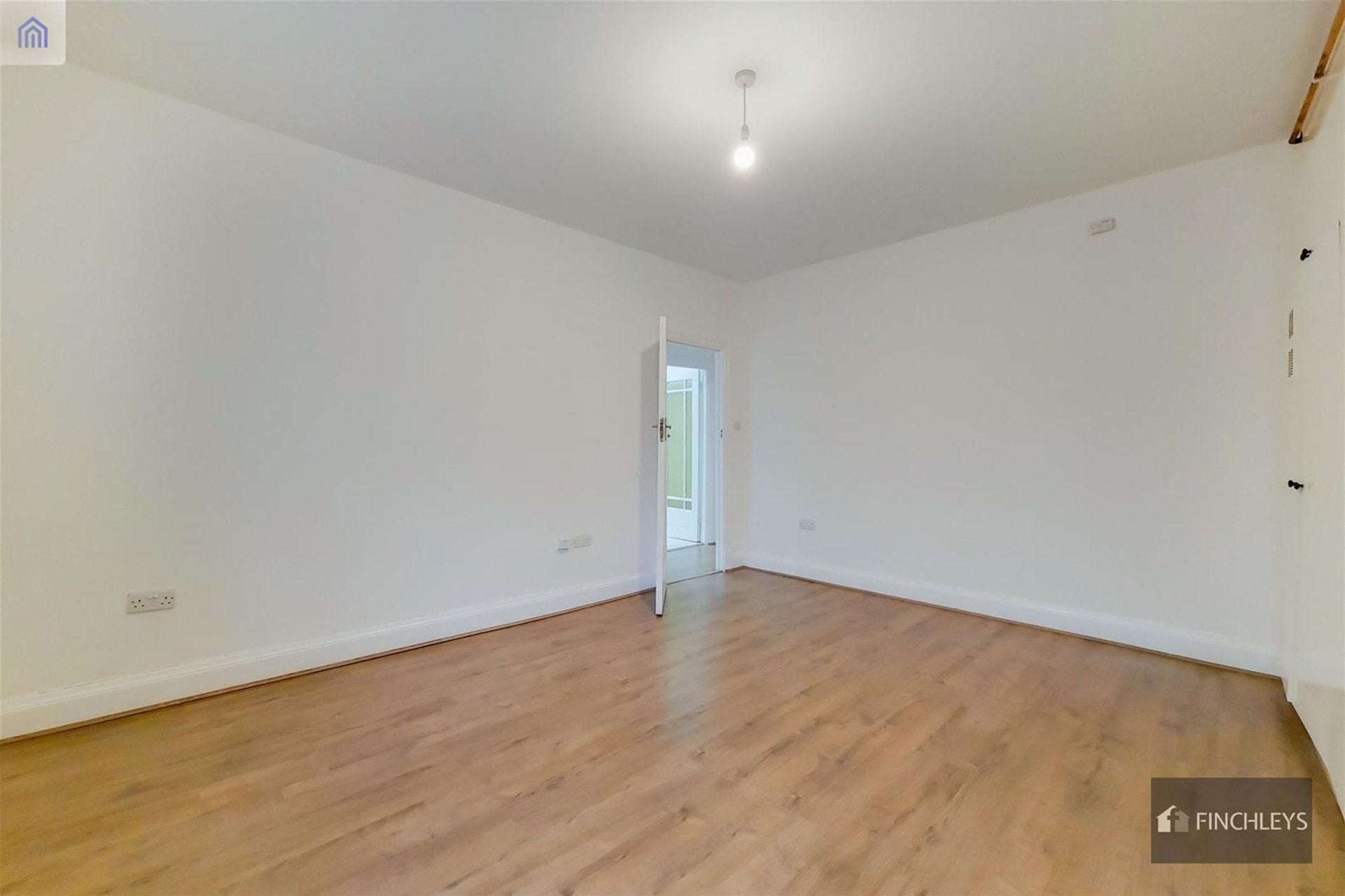 Flat Gloucester Gardens in Greater London