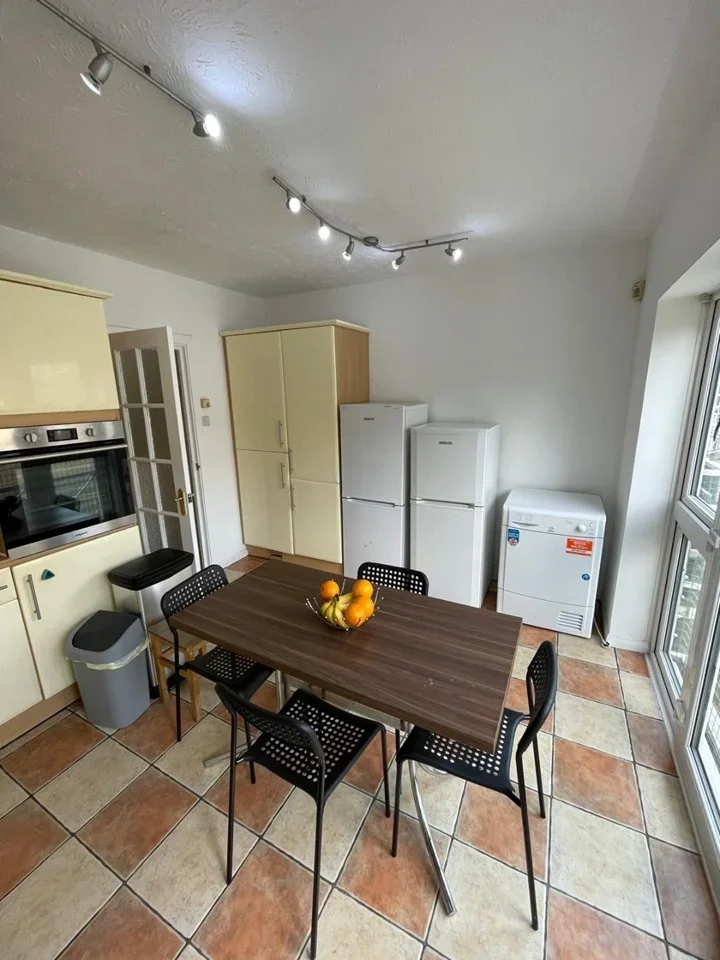 Room Eleanor Close in Greater London