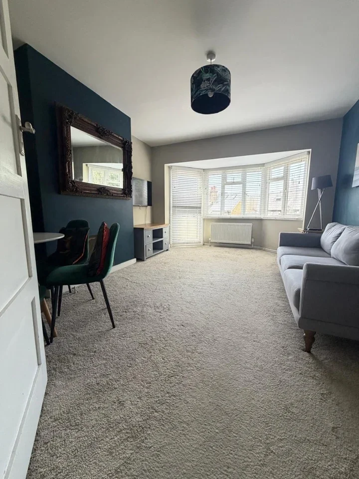 Flat Penrhyn Road in Greater London