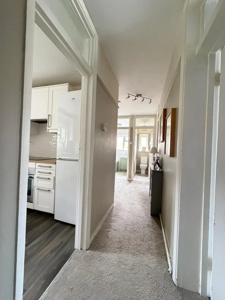 Flat Penrhyn Road in Greater London