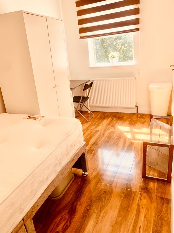 Room St. Peter's Avenue in Greater London