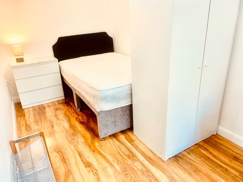 Room St. Peter's Avenue in Greater London
