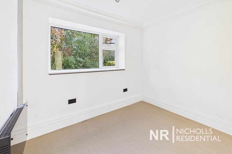 Flat Oakfield Drive in Reigate and Banstead