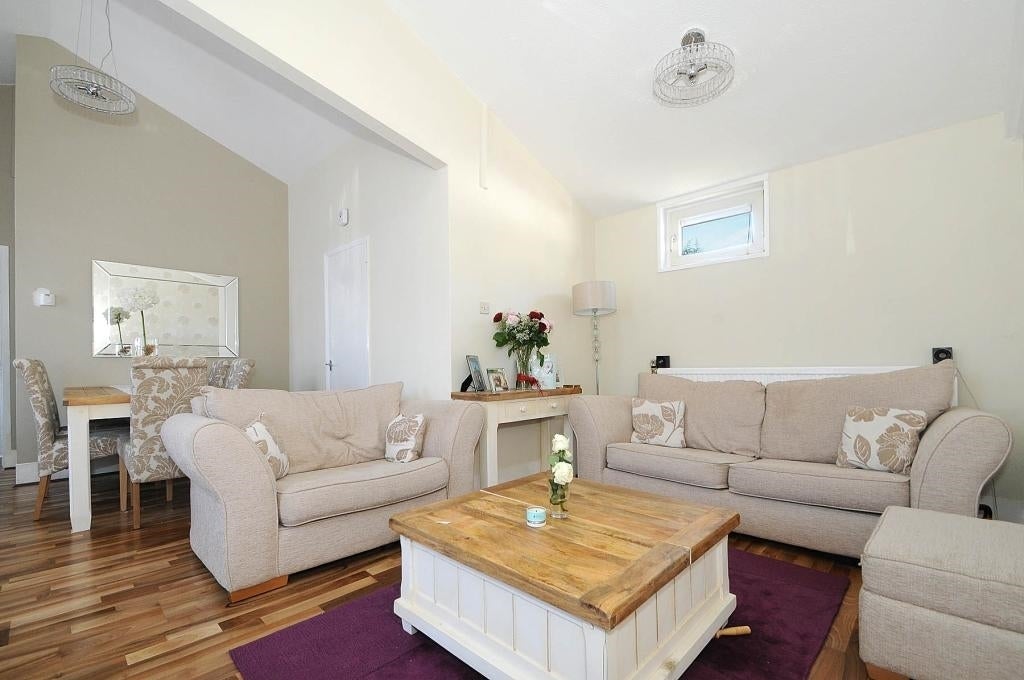 Flat Garlinge Road in Greater London