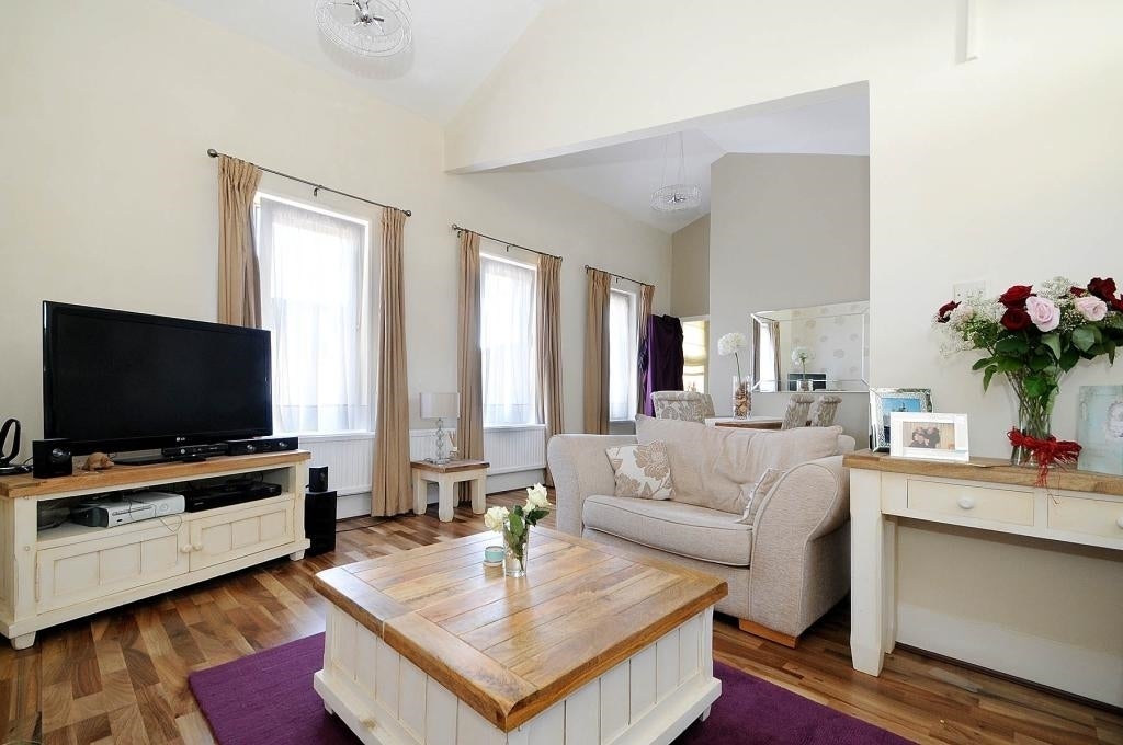 Flat Garlinge Road in Greater London