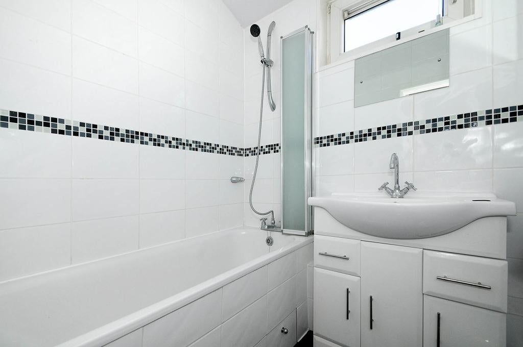 Flat Garlinge Road in Greater London